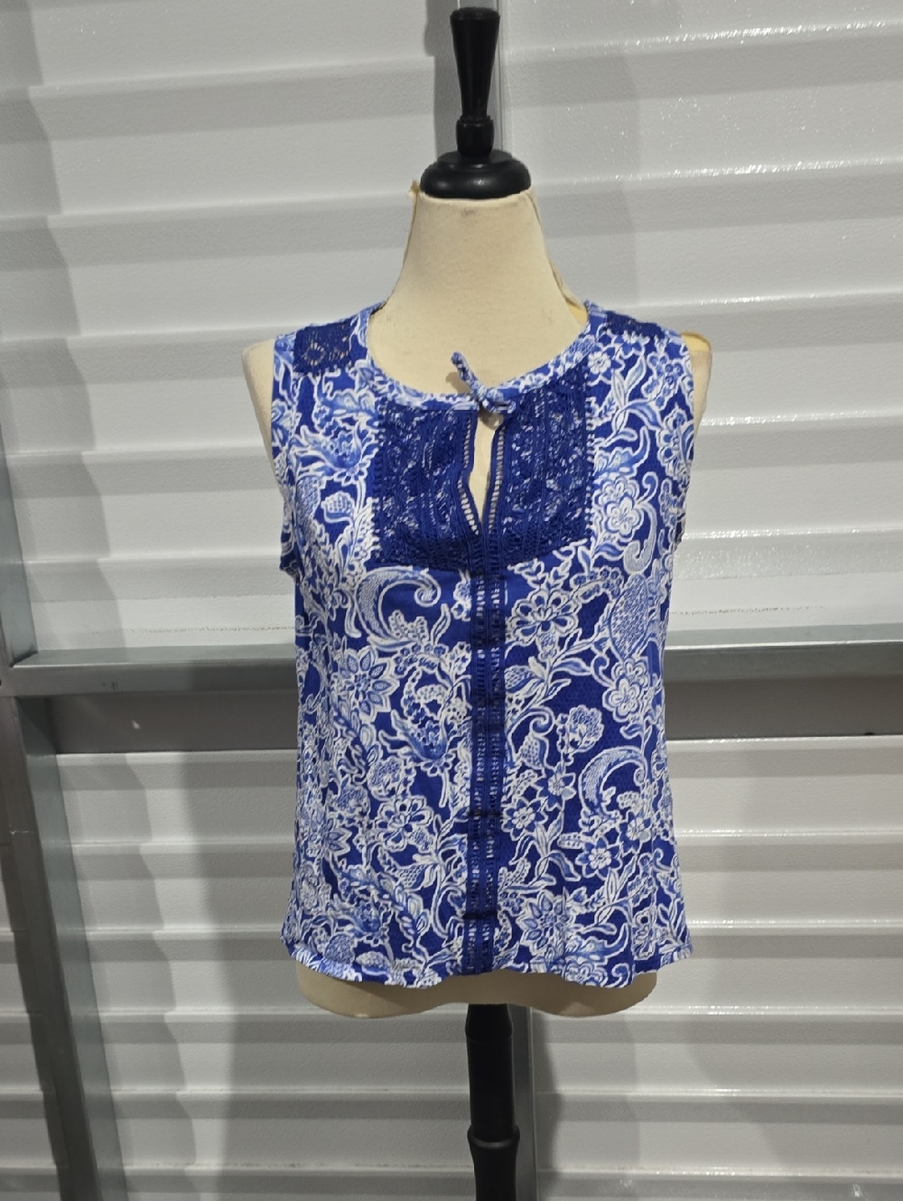 Rafaella Blueโ and White Floral Sleeveless Tie-Neck Top Size XL